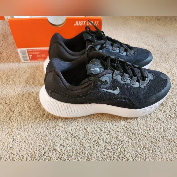 NEW Nike React Escape Run womens running shoes size 7 black white gum - Picture 3 of 9